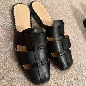Flat sandal